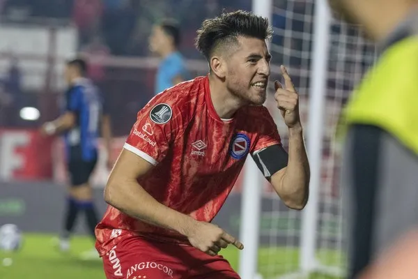 Lucas Villalba con la camiseta de Argentinos.