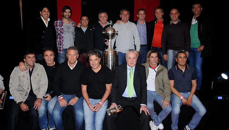 River homenajeó a los campeones del 86′ y 96′. (Prensa River)