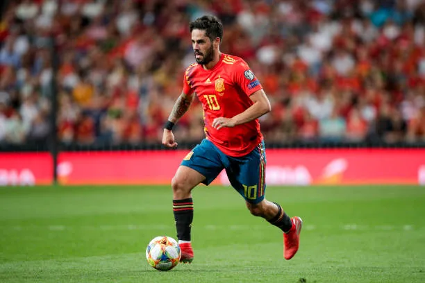 Sus intenciones de regresar a vestir la camiseta de La Roja se esfuman con esta lesión. (Photo by David S. Bustamante/Soccrates/Getty Images)