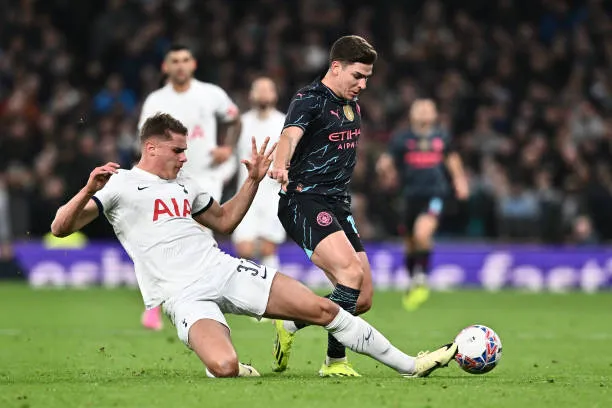 Micky van de Ven tiene velocidad y es un gran tiempista para cruzar. (Photo by Sebastian Frej/MB Media/Getty Images)