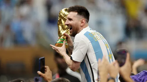 Lionel Messi con el trofeo en el Mundial de Qatar.