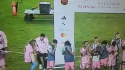 El delantero argentino se llevó un pequeño susto en la entrega de premios.