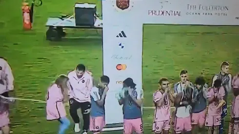 El delantero argentino se llevó un pequeño susto en la entrega de premios.