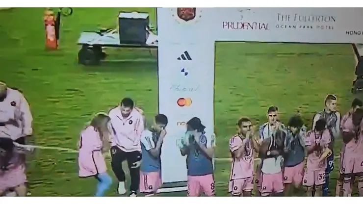 El delantero argentino se llevó un pequeño susto en la entrega de premios.