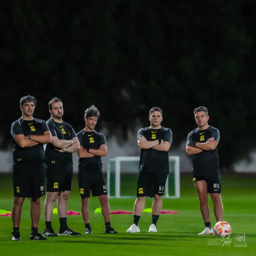 Gallardo y su cuerpo técnico en Al Ittihad. (Foto: Al Ittihad)