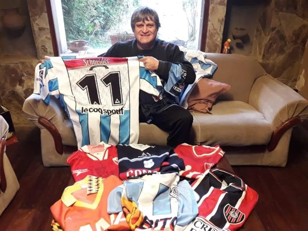 Lobo con las camisetas que vistió en su carrera. (Foto: Gentileza Mario Lobo).