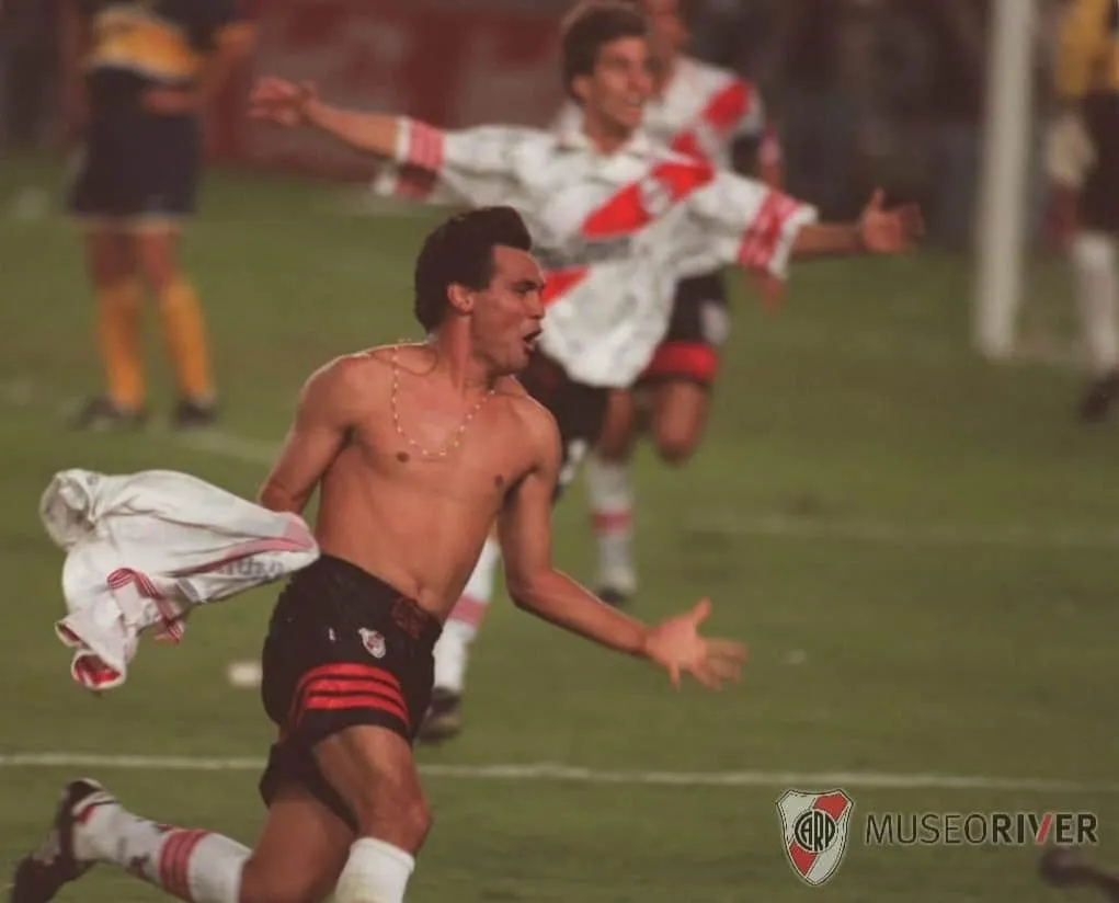 Ayala grita su gol ante Boca. (Foto: @MuseoRiver).