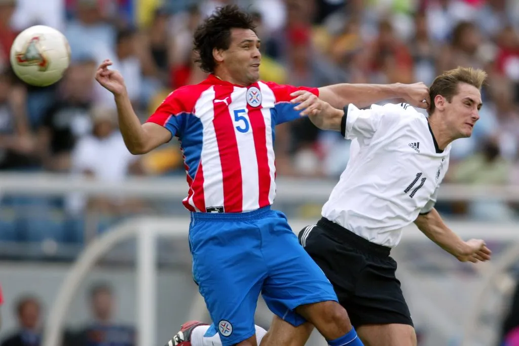 Ayala ante Klose en Corea-Japón. (Foto: IMAGO).