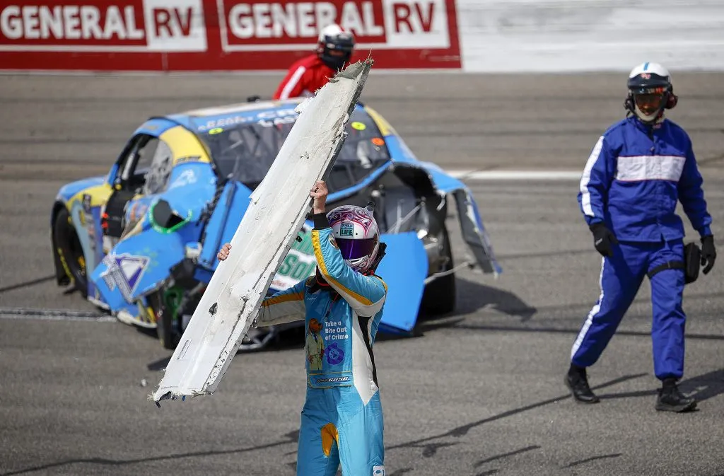 Gase en medio de la pista con parte de su auto. (Foto: Getty).