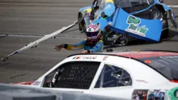 Joey Gase arroja parte de su auto a Cram.