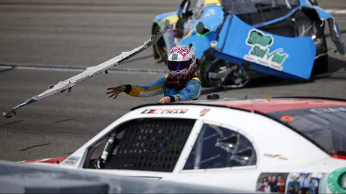 Joey Gase arroja parte de su auto a Cram.