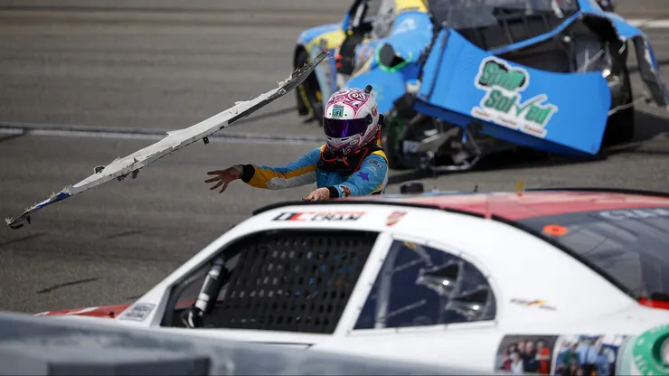 Joey Gase arroja parte de su auto a Cram.