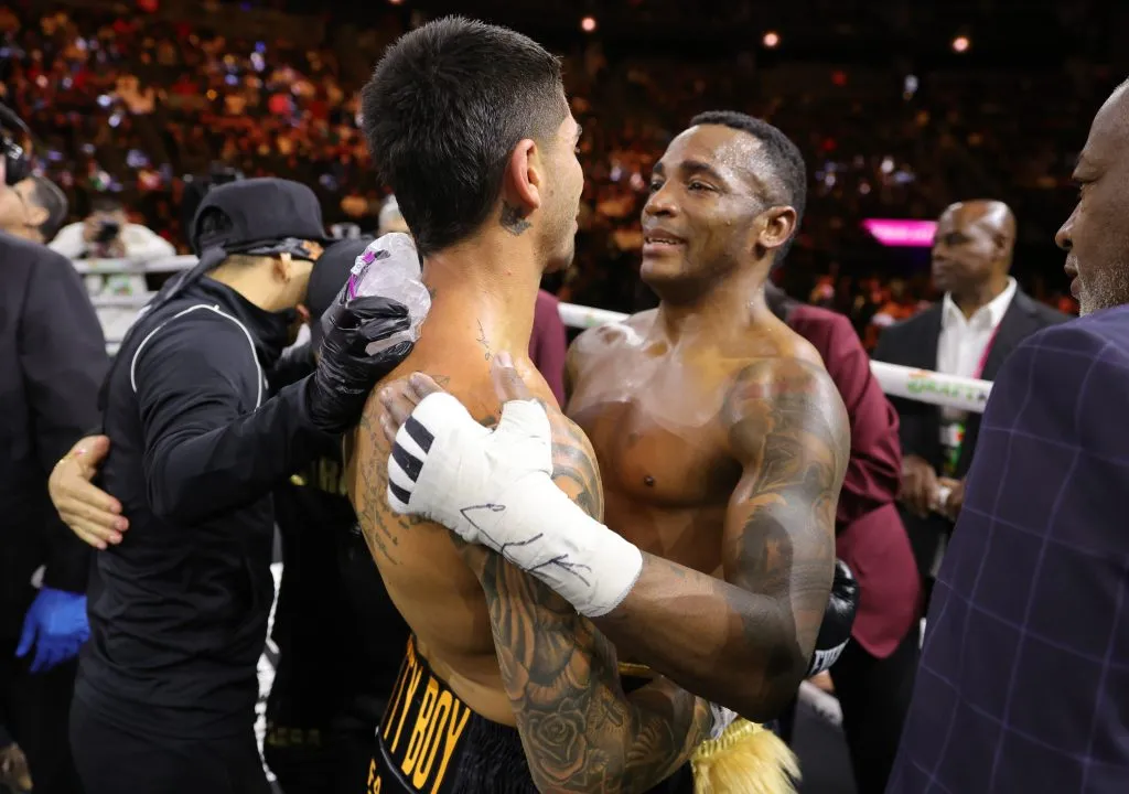 Lara abraza a Zefara tras la pelea en Las Vegas. (Foto: Getty).