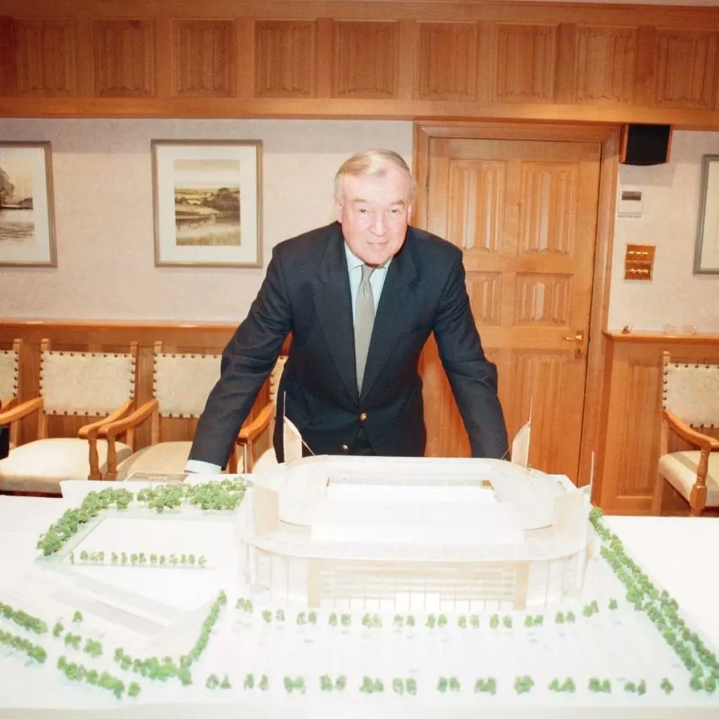 El proyecto de Bryan Richardson de comprar figuras y vender el estadio para armar uno nuevo derrumbó al club.