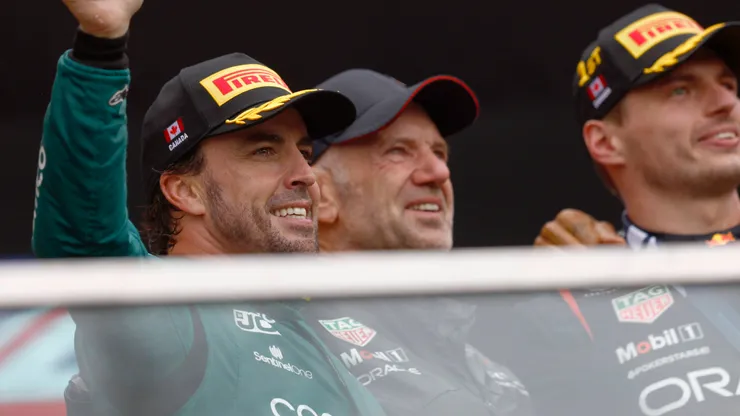 Fernando Alonso, junto a Adrian Newey, y de fondo Max Verstappen.