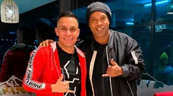 Virviescas junto a Ronaldinho.
