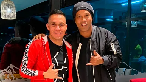 Virviescas junto a Ronaldinho.