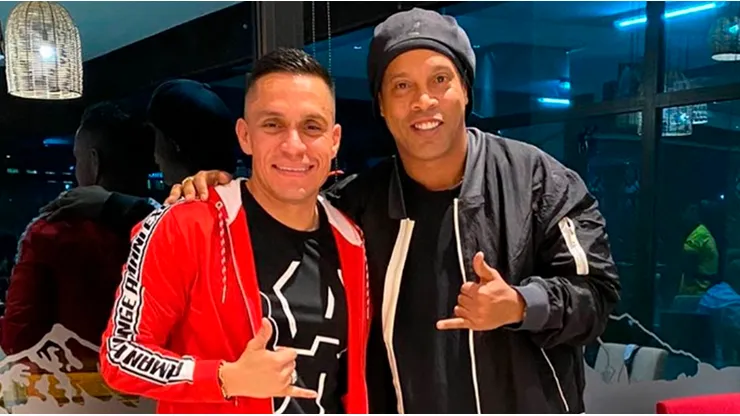 Virviescas junto a Ronaldinho.