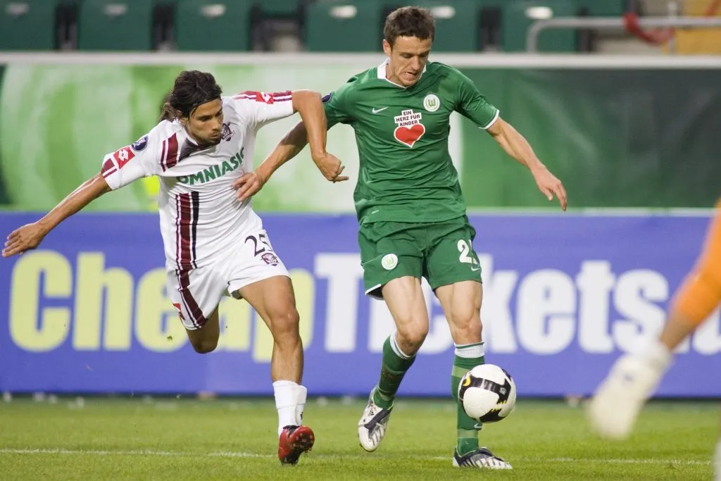 Vella jugó un puñado de partidos para el Rapid Bucarest, en esta oportunidad ante Wolfburgo en la Copa de la UEFA, actual Europa League. (Foto: IMAGO).