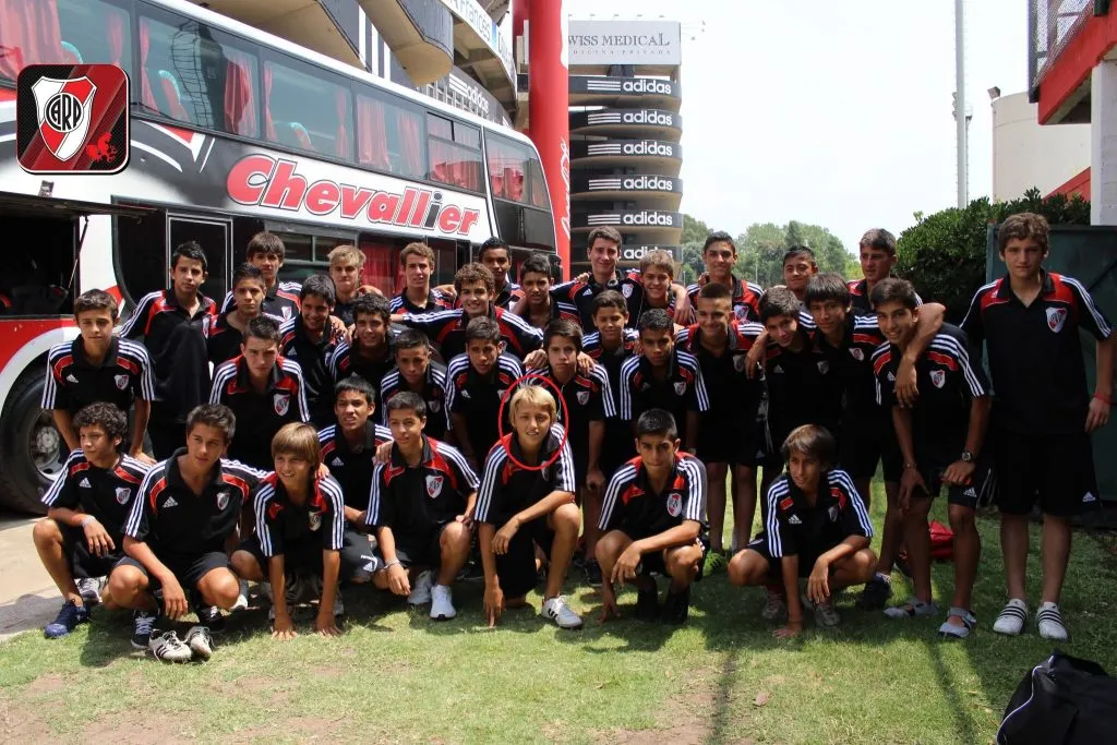 Retegui junto a la 99 de River. (Foto: Prensa River).