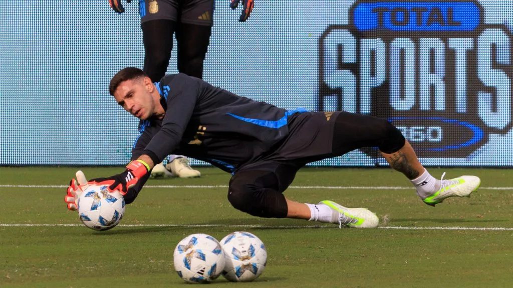 Dibu Martínez, en el calentamiento del partido entre Argentina y Costa Rica (IMAGO / ZUMA Wire).