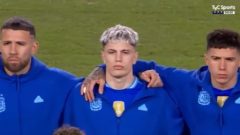 Alejandro Garnacho durante el himno.