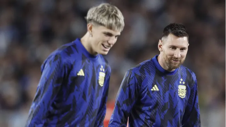 Garnacho junto a Lionel Messi en la Selección Argentina.