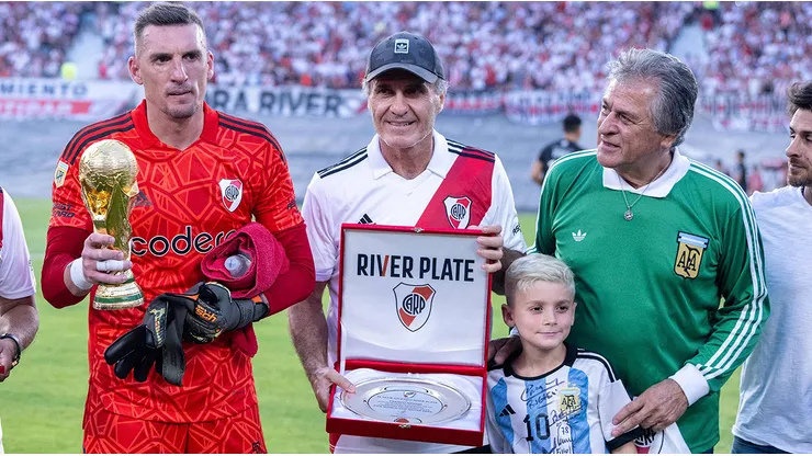 Ruggeri junto a los arqueros campeones del mundo en 2022 y 1978.