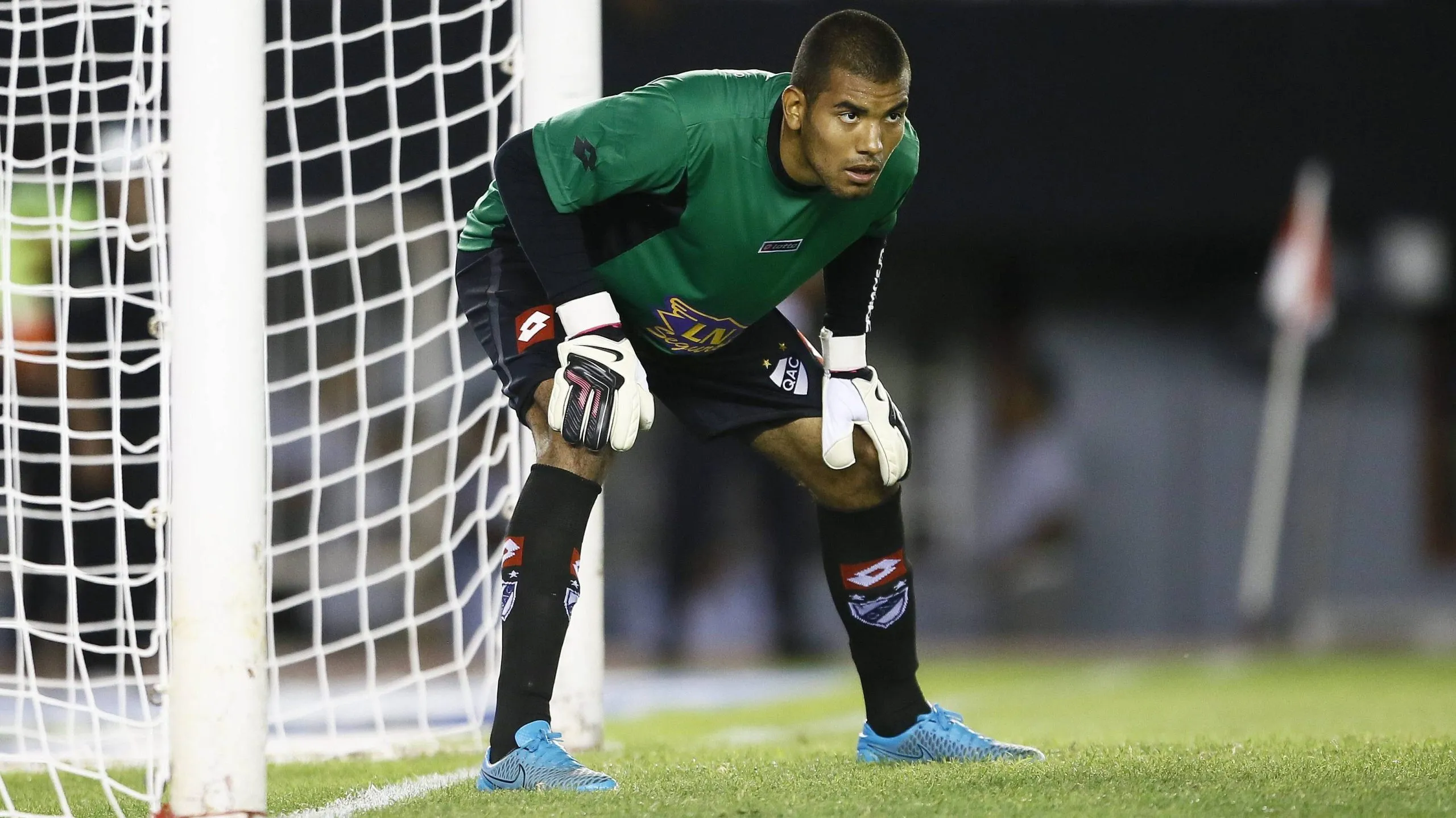 Walter Benítez atajando en el Monumental ante River con Quilmes. (Foto: IMAGO)