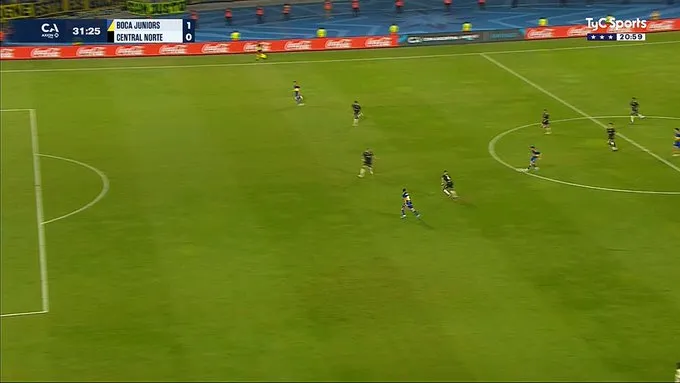 Cavani estaba en offside justo antes del último pase para el gol anulado a Merentiel (Twitter @la12tuittera).