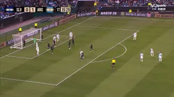 El Salvador defendió un tiro libre de manera particular.