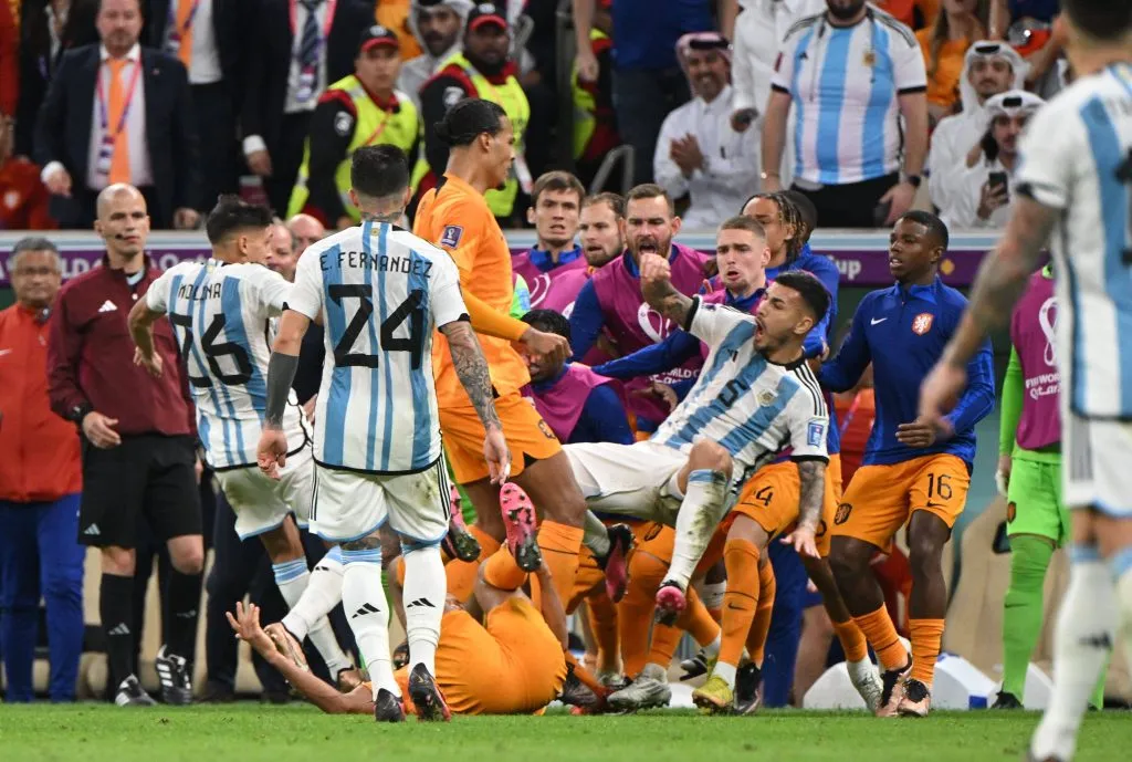 Paredes en pleno conflicto con los holandeses en los cuartos de Qatar 2022. (Foto: IMAGO).