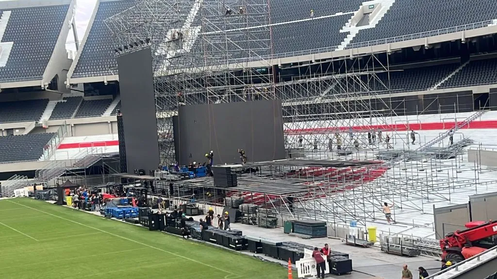 El escenario, sobre la Centenario Inferior para evitar dañar el campo de juego. (Foto: Bolavip).