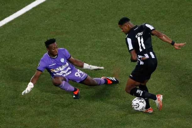 Davd Akologo en acción con Aurora, frente a Botafogo, en la fase previa de la Copa Libertadores. (Getty)
