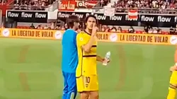 Cavani se cruzó con la hinchada de Estudiantes.