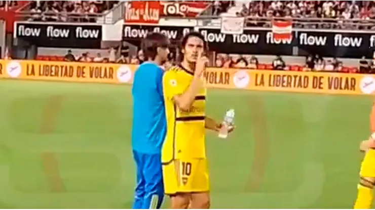 Cavani se cruzó con la hinchada de Estudiantes.