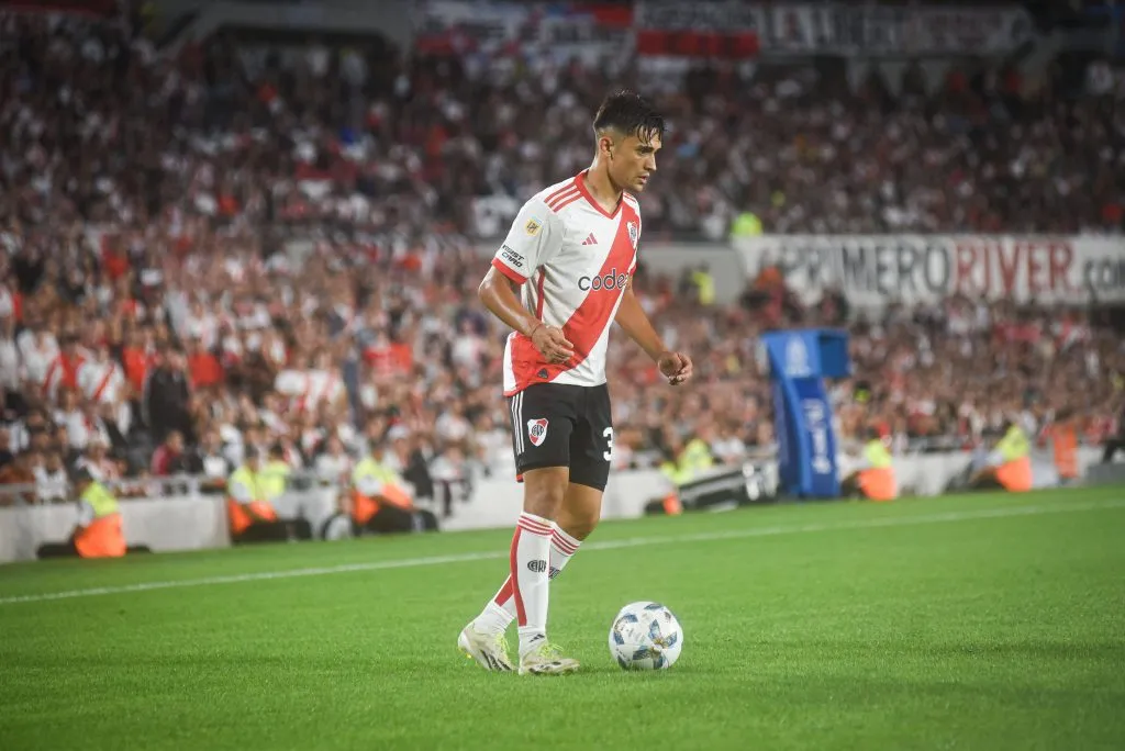 Los hinchas de River apuntaron contra Pablo Solari. (Foto: IMAGO / Fotoarena).