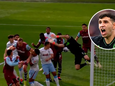 Dibu Martínez tuvo al VAR de su lado en dos jugadas que no lo dejaban bien parado