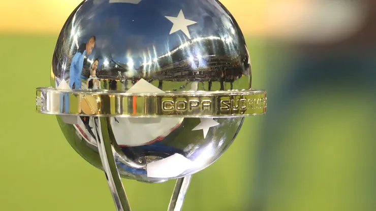 El trofeo de la Copa Sudamericana.