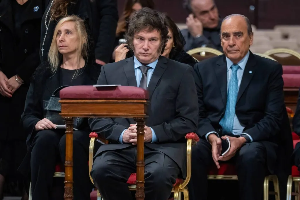 Javier Milei junto a Karina, su hermana, y el Ministro Guillermo Francos en el Vaticano. (Foto: IMAGO).