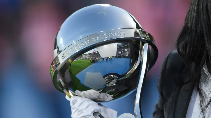 El trofeo de la Copa Sudamericana.