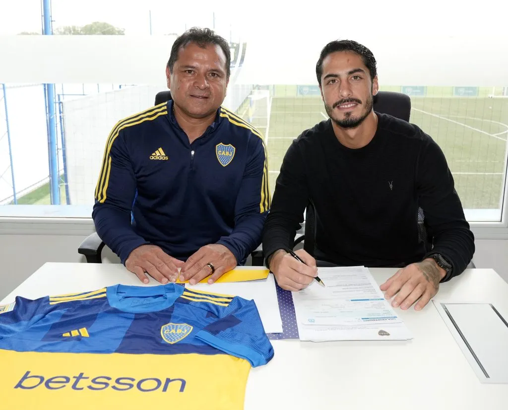 Nicolás Figal junto a Marcelo Delgado mientras firmaba su nuevo contrato con Boca.