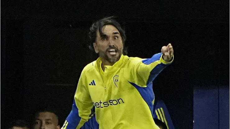 El DT de Boca perfila la alineación para enfrentar a Estudiantes.