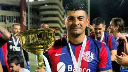 Omar Gallardo con la camiseta de San Lorenzo en la cancha auxiliar del Monumental.