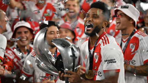 Miguel Ángel Borja con la Supercopa Argentina.