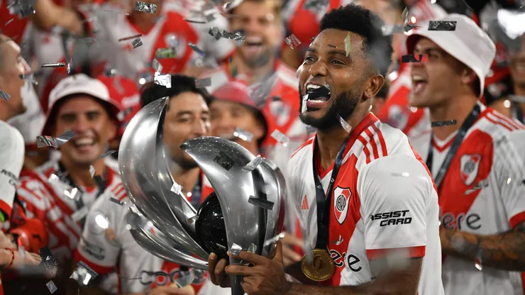 Miguel Ángel Borja con la Supercopa Argentina.