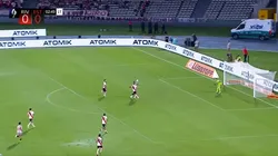 El delantero del Pincha abrió el partido de cabeza.