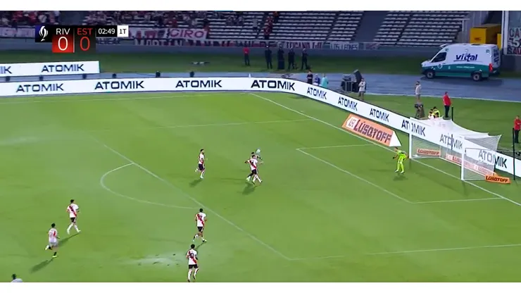 El delantero del Pincha abrió el partido de cabeza.