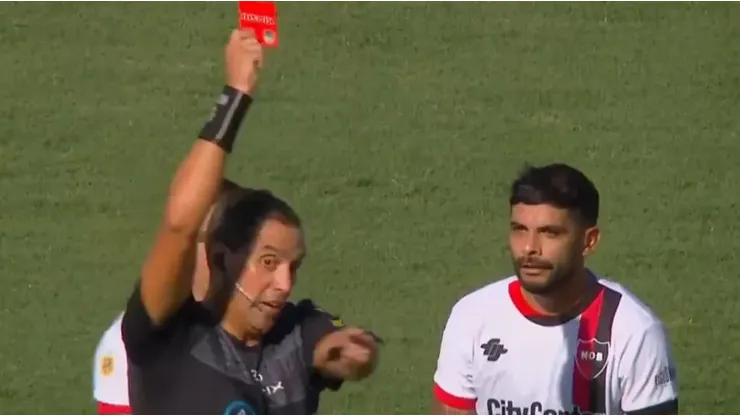 Banega fue expulsado por protestar.