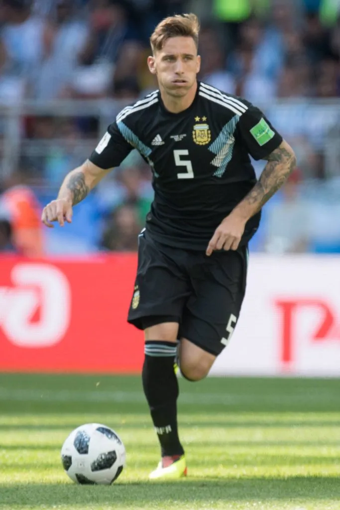 Lucas Biglia arremetió contra el Papu Gómez. (Foto: IMAGO / Sven Simon).